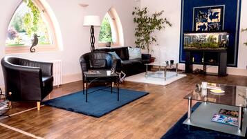 Coin salon dans le hall