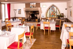 Petit déjeuner, déjeuner et dîner servis sur place