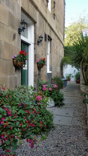 Courtyard - Grosvenor Gardens Hotel (Edinburgh)