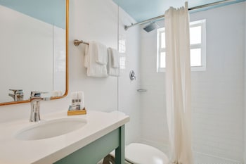 Combined shower/tub, free toiletries, hair dryer, towels at Fisher Inn Resort & Marina