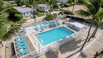 Una piscina al aire libre, una piscina climatizada, sombrillas