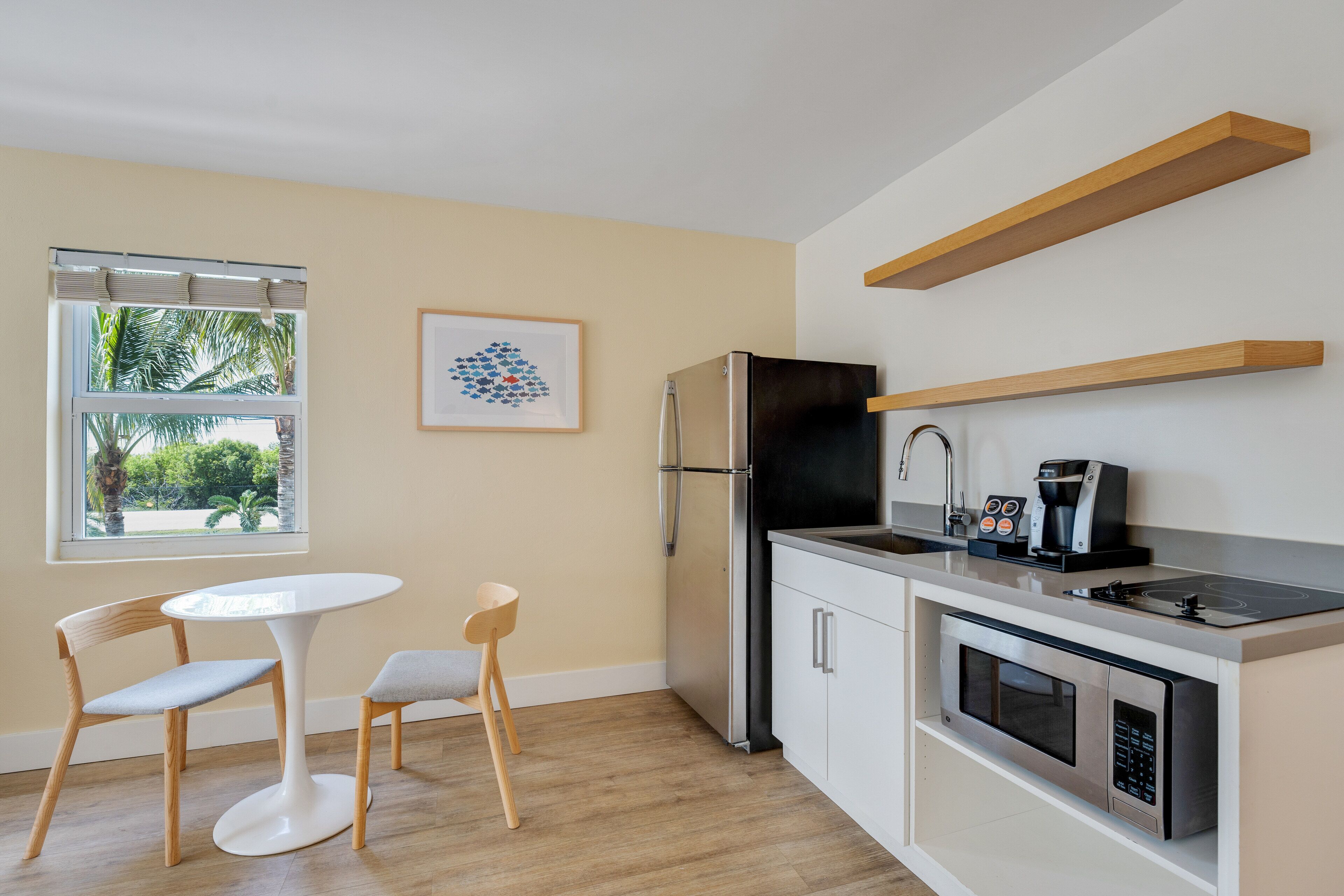 Deluxe Two Queen Room | Cocineta privada | Cafetera y tetera, refrigerador y microondas 