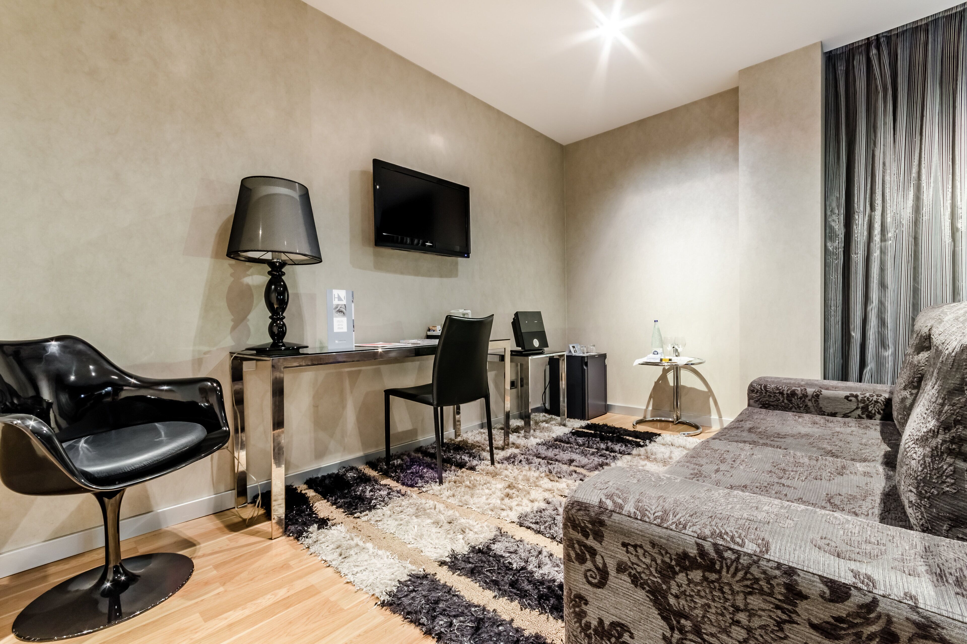 junior suite | minibar, in-room safe, desk, free wifi