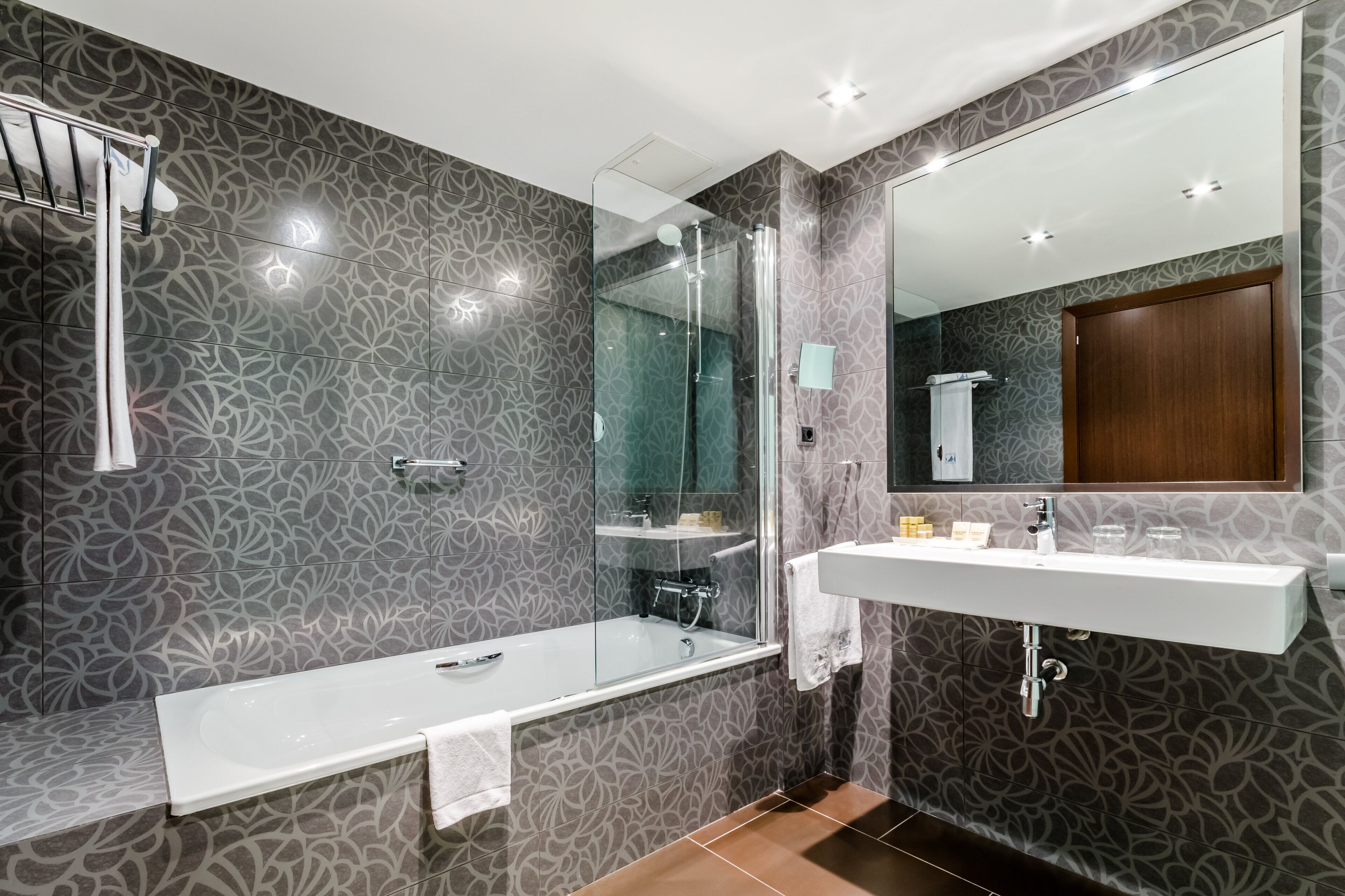 junior suite | bathroom | combined shower/bathtub, free toiletries, hair dryer, towels