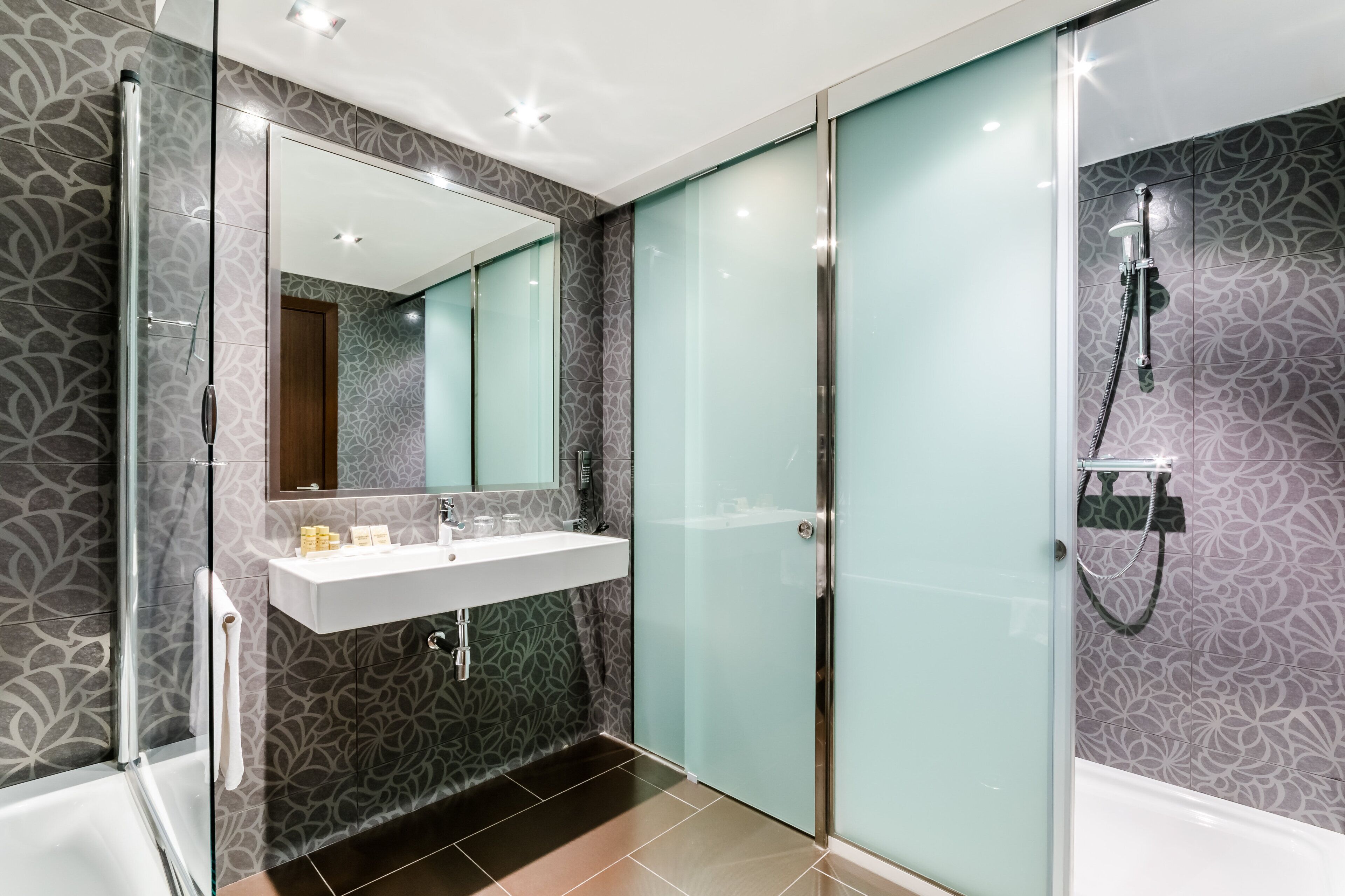 junior suite | bathroom | combined shower/bathtub, free toiletries, hair dryer, towels