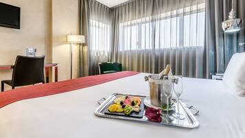 Een minibar, een kluis op de kamer, een bureau, gratis wifi