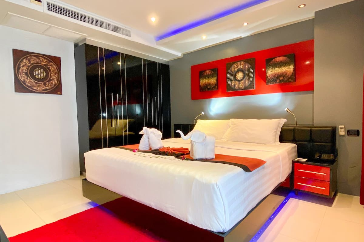 1 bedroom, premium bedding, in-room safe, desk