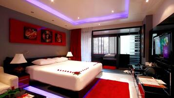 Ropa de cama de alta calidad y caja de seguridad en la habitación