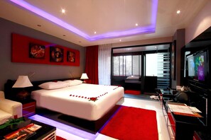 Ropa de cama de alta calidad y caja de seguridad en la habitación