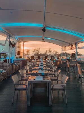 Breakfast, lunch and dinner served