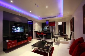 Ropa de cama de alta calidad y caja de seguridad en la habitación