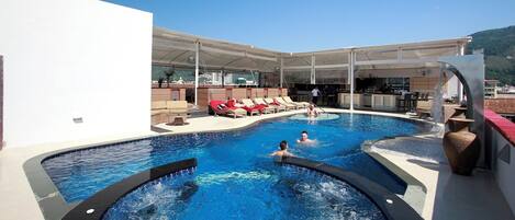 Una piscina al aire libre