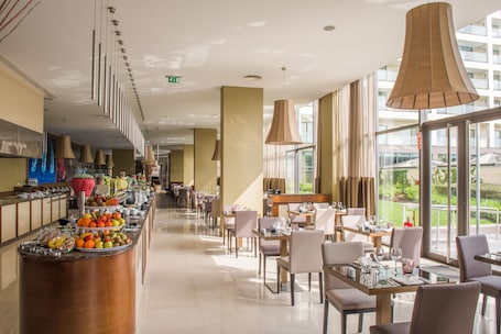 2 restaurants, breakfast, lunch, dinner served; international cuisine. Vila Gale Coimbra Hotel