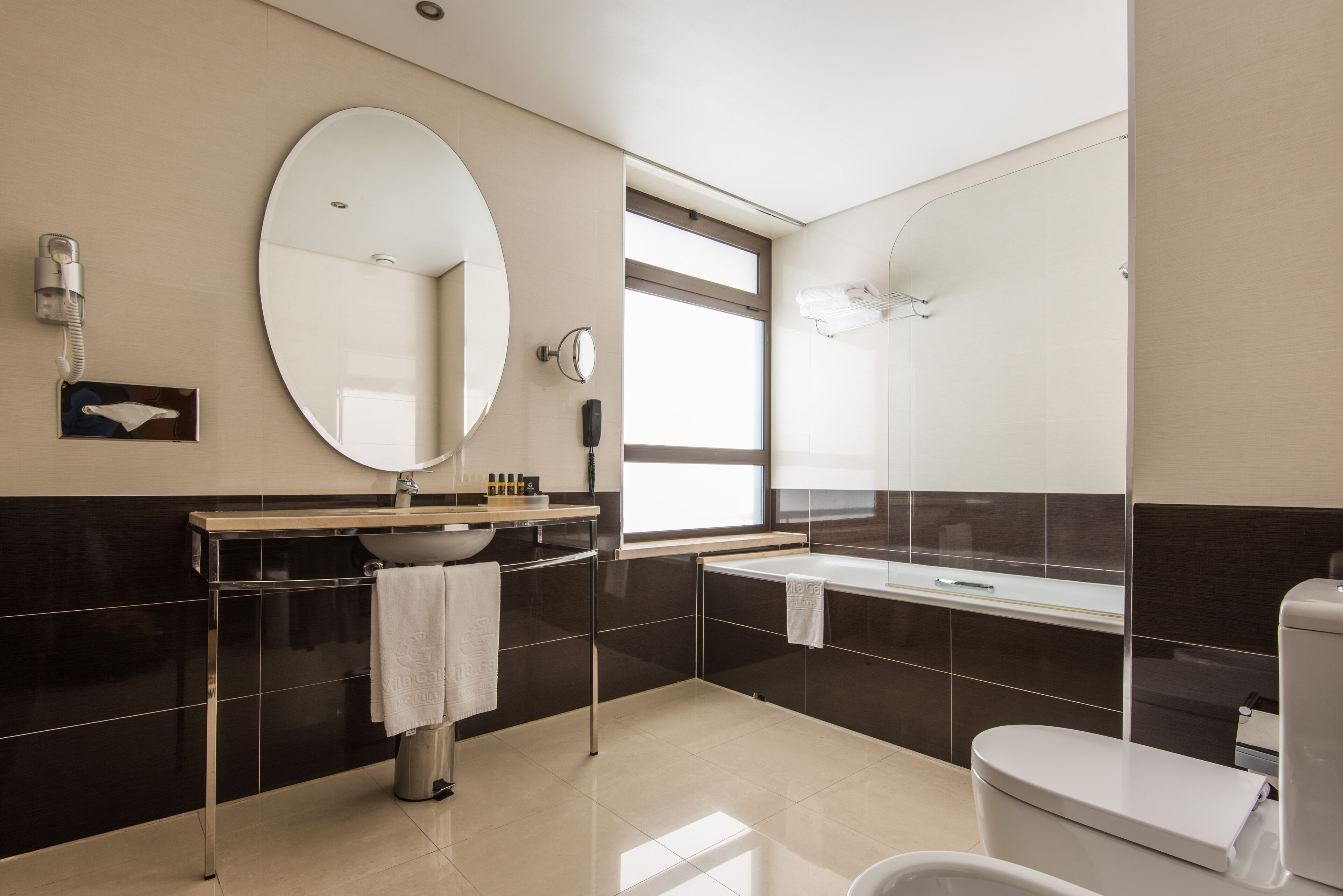 combined shower/bathtub, free toiletries, hair dryer, towels