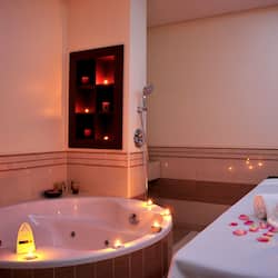 Couples treatment room(s), sauna, hot tub, steam room