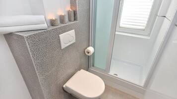 Shower, rainfall showerhead, free toiletries, hair dryer