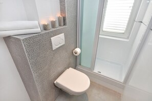 Suihku, sadesuihkupää, ilmaiset hygieniatuotteet, hiustenkuivaaja
