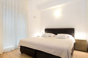 Comfort Studio, Balcony | Individually furnished, soundproofing, iron/ironing board, free WiFi