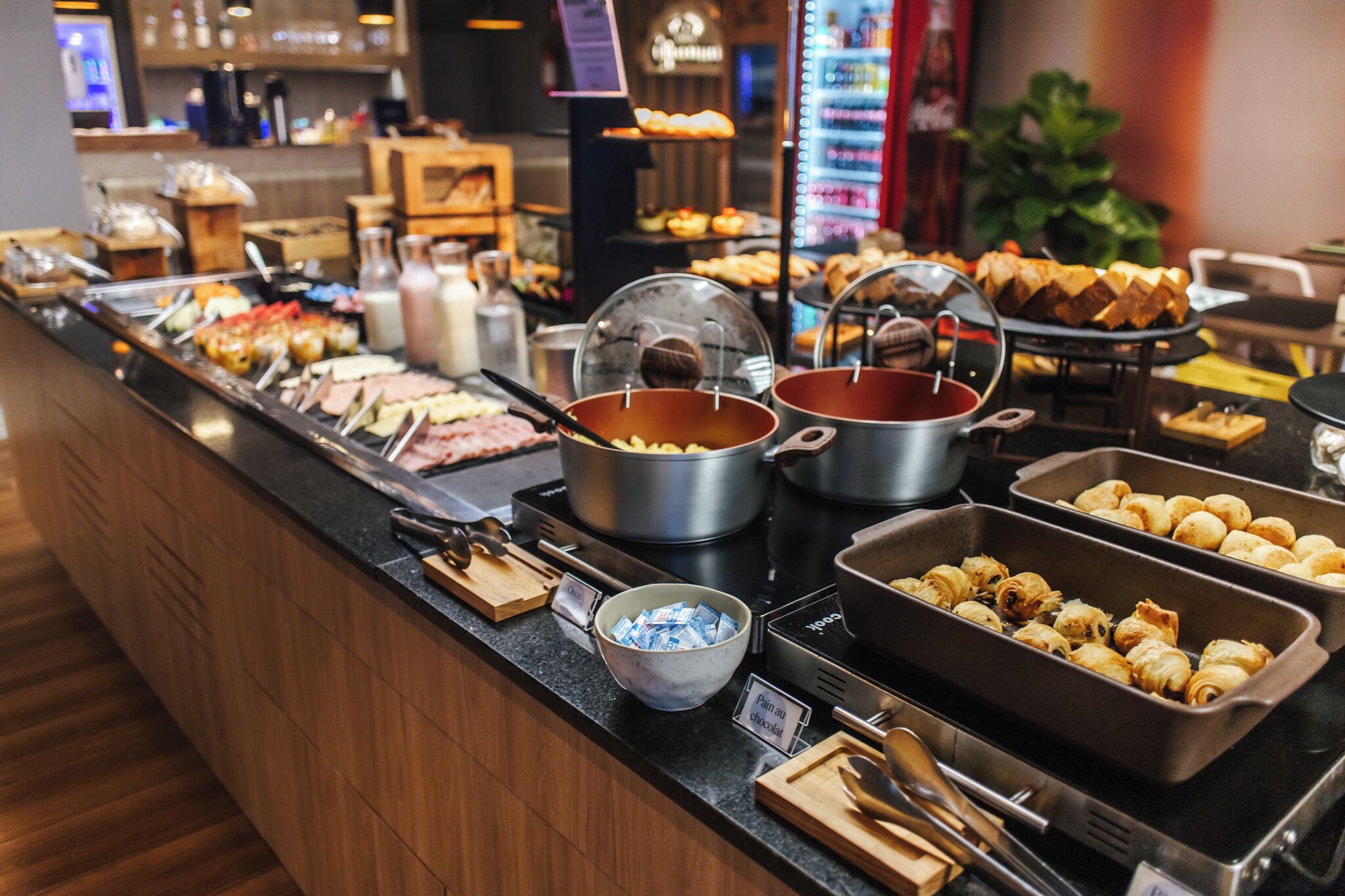 daily buffet breakfast (brl 45 per person)