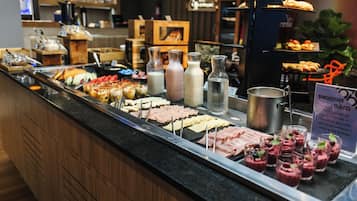Daily buffet breakfast (BRL 45 per person)
