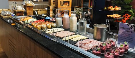 Daily buffet breakfast (BRL 45 per person)