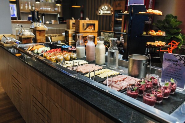 Desayuno buffet (BRL 45 por persona) 