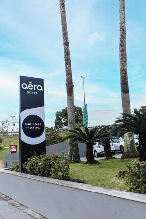 Valet parking (surcharge) (32 per day)