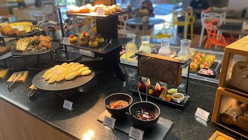 Café da manhã com buffet diário (BRL 45 por pessoa)