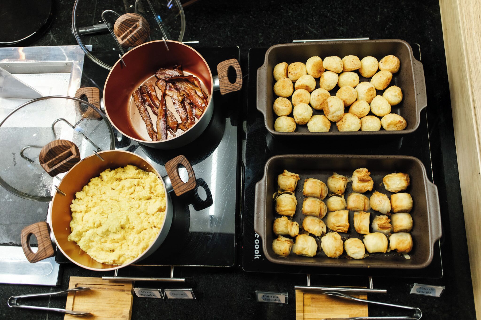 daily buffet breakfast (brl 45 per person)