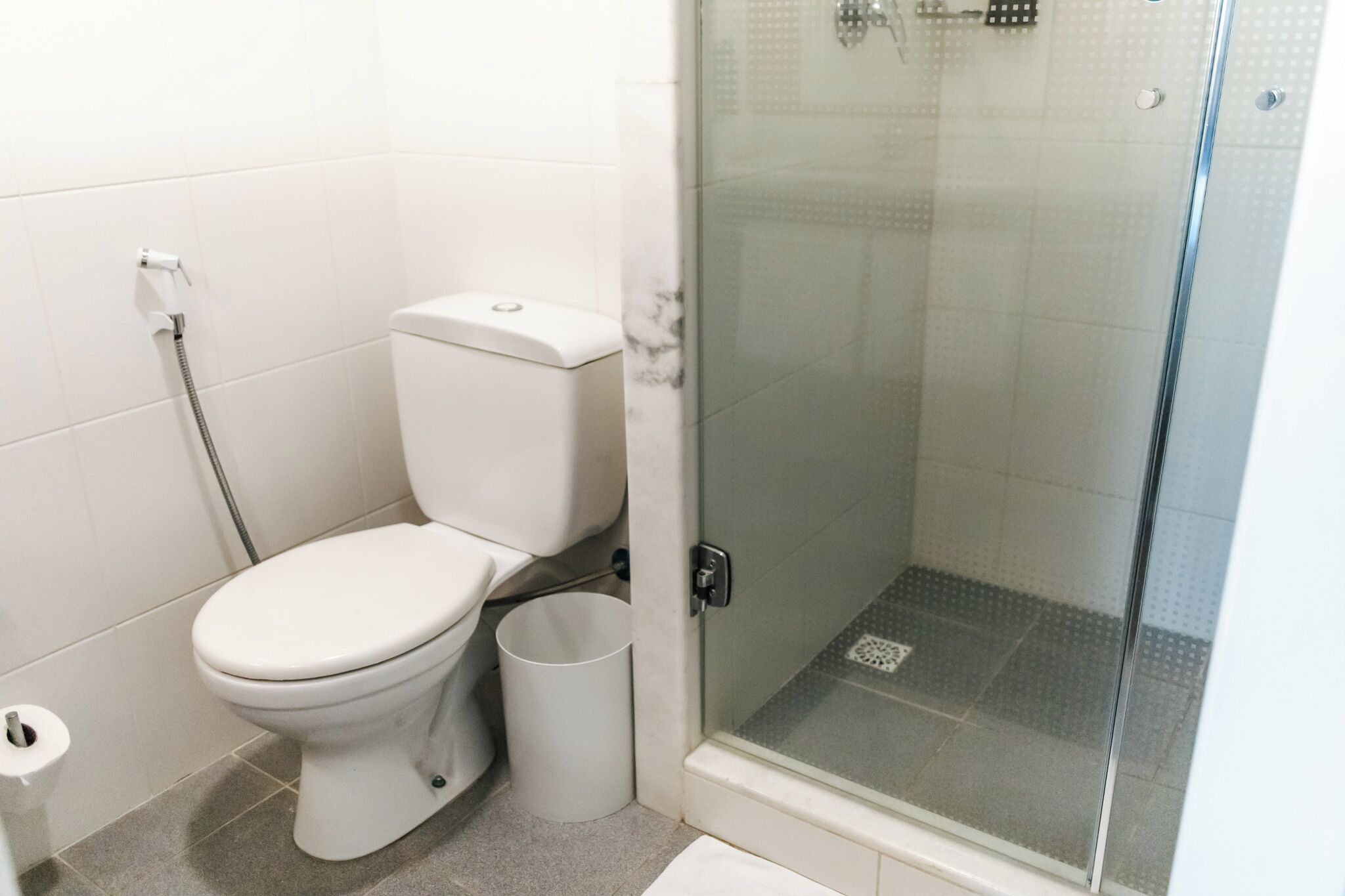 shower, rainfall showerhead, free toiletries, hair dryer