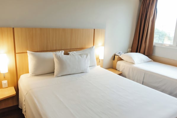 Ropa de cama hipoalergénica, minibar y cortinas blackout