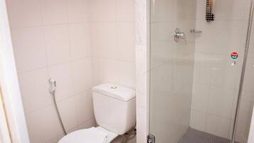 Shower, rainfall showerhead, free toiletries, hair dryer