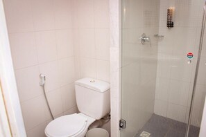 Shower, rainfall showerhead, free toiletries, hair dryer