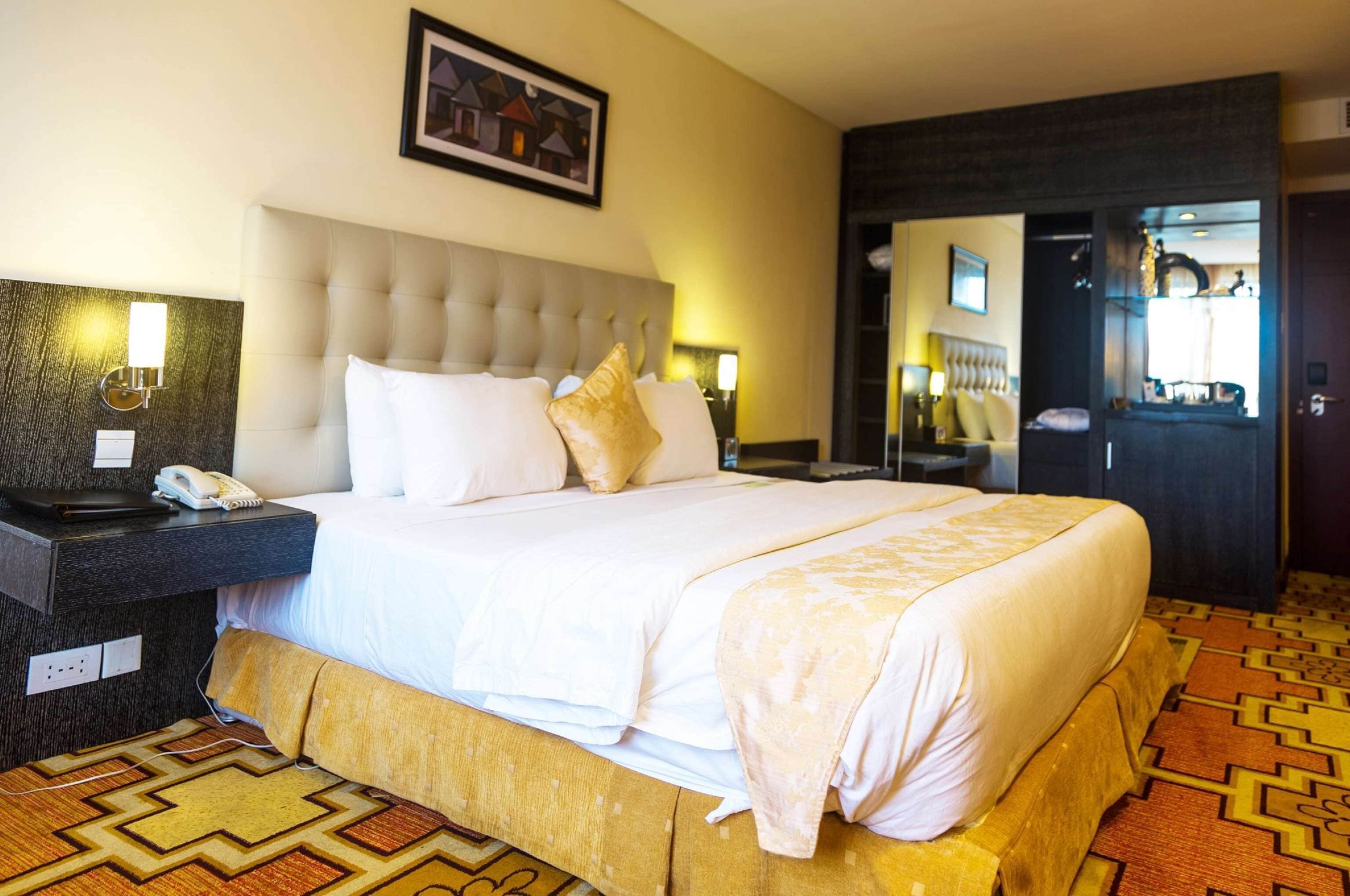 Premier Room, 1 King Bed, Non Smoking, Refrigerator | Premium bedding, minibar, in-room safe, desk