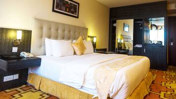 Premier Room, 1 King Bed, Non Smoking, Refrigerator | Premium bedding, minibar, in-room safe, desk