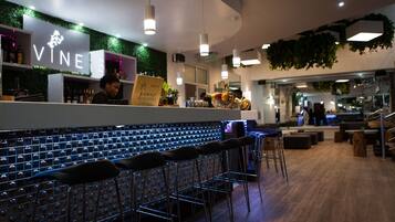 2 bars/lounges, cocktail bar