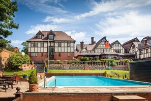 Outdoor pool - De Rougemont Manor Hotel & Suites (Brentwood)