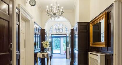 De Rougemont Manor Hotel & Suites