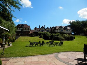 Property grounds - De Rougemont Manor Hotel & Suites (Brentwood)