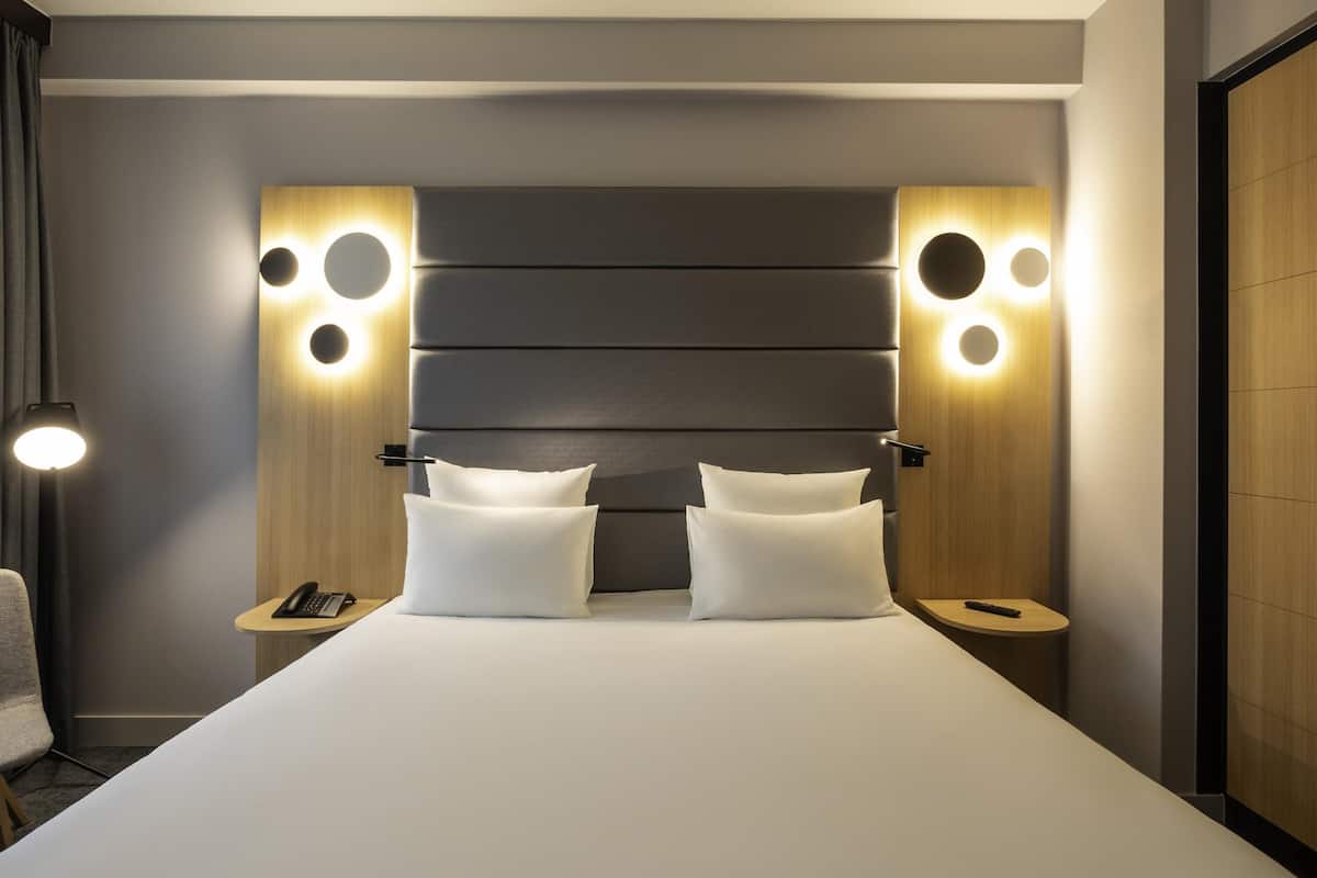 Premium bedding, down duvets, minibar, in-room safe