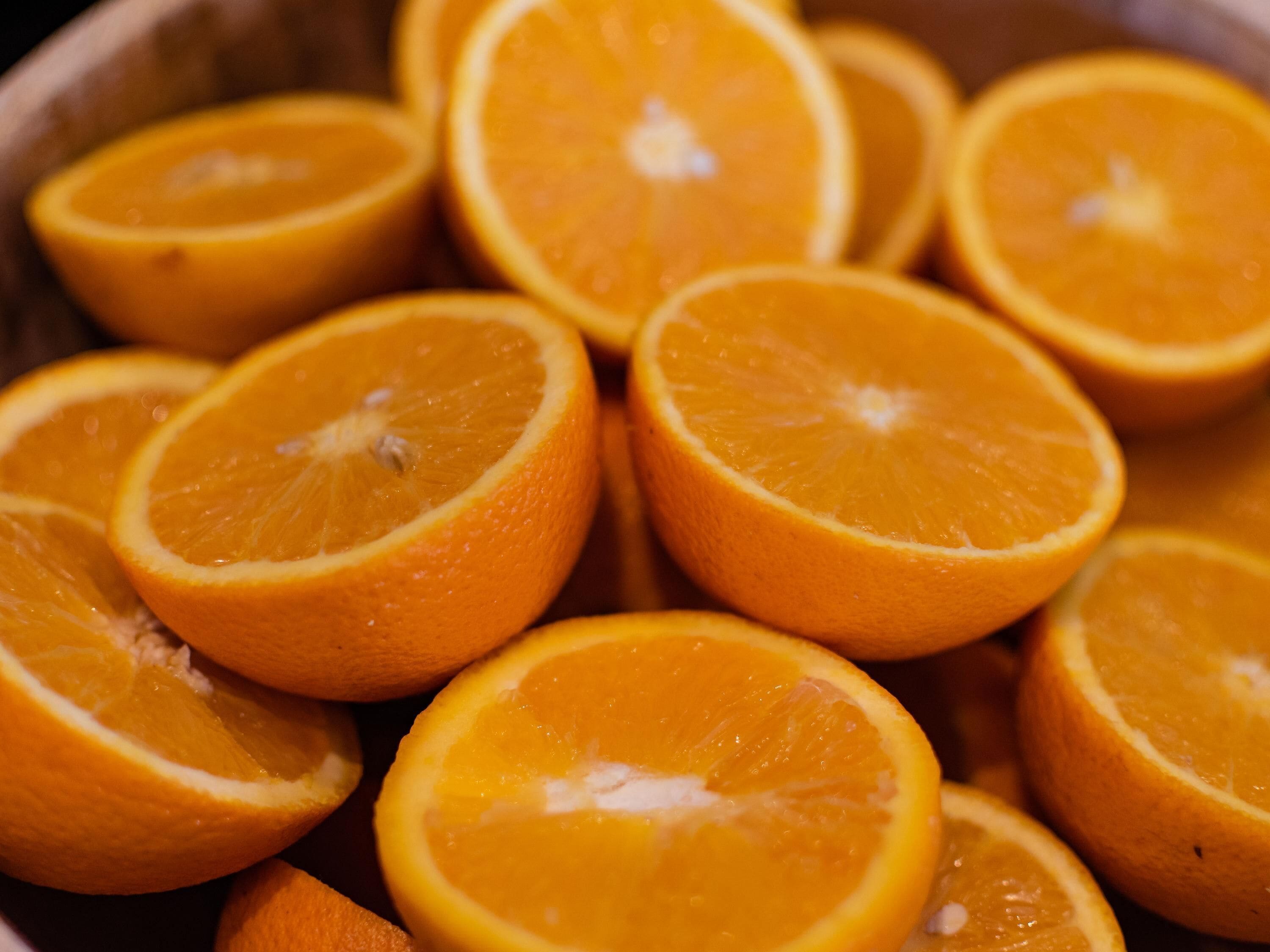 Un tazón de rodajas de naranja.