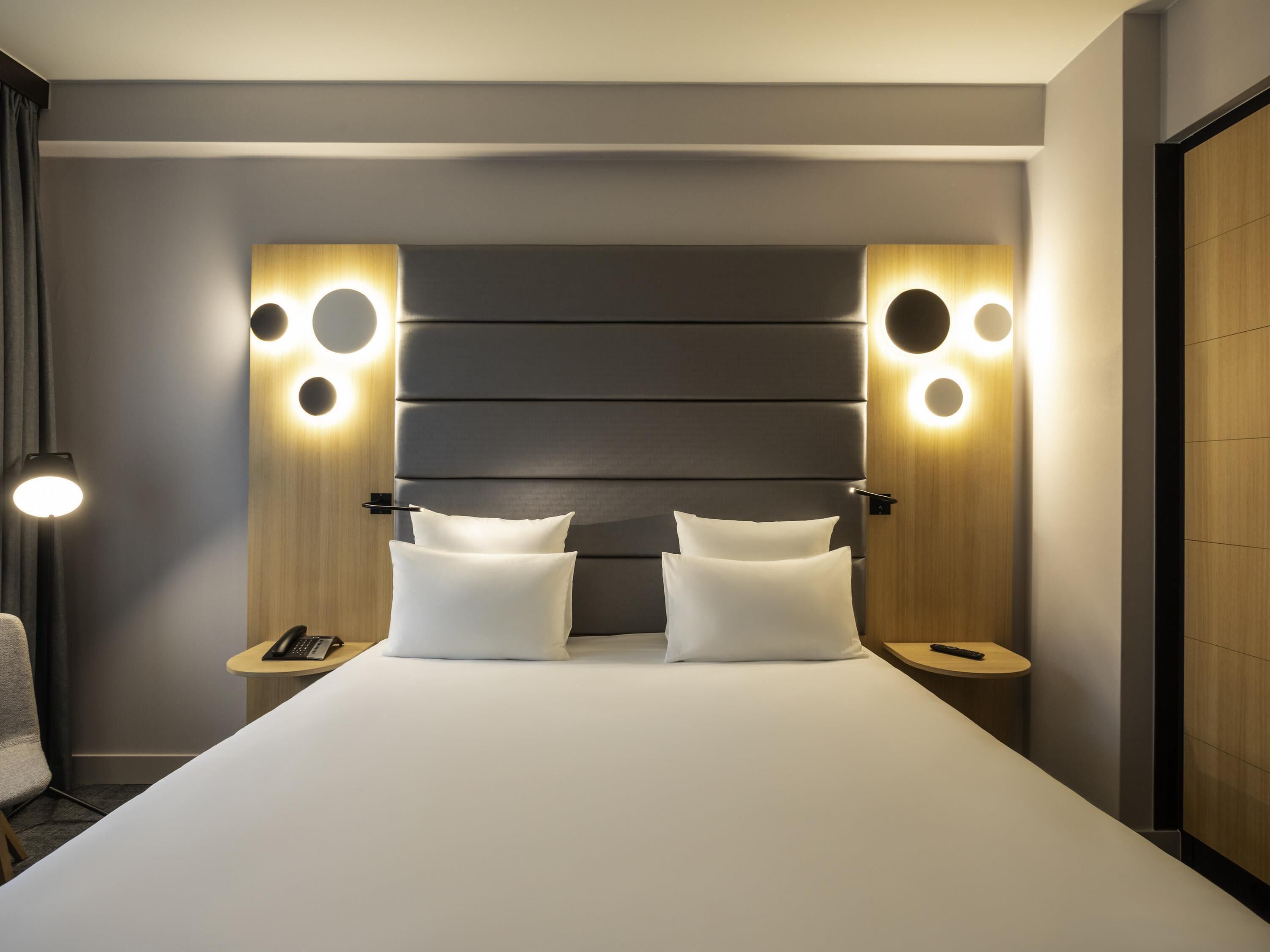 Bộ đồ giường cao cấp, chăn bông, minibar, két bảo mật tại phòng 