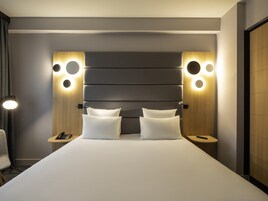 Ropa de cama de alta calidad, edredones de plumas, minibar y caja fuerte