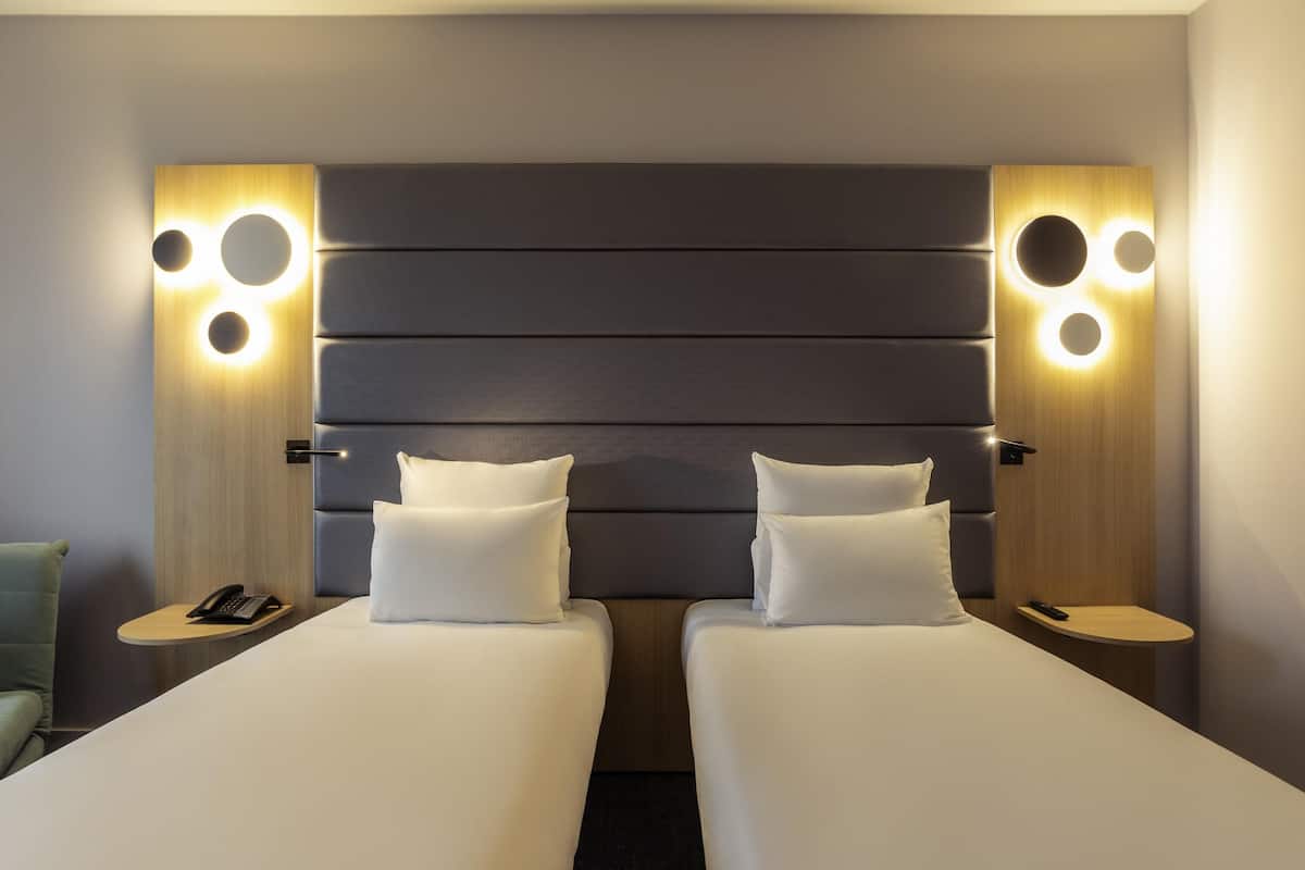 Superior Room, 2 Katil Bujang (Single) | Peralatan tempat tidur premium, gebar bulu kapas, bar mini 