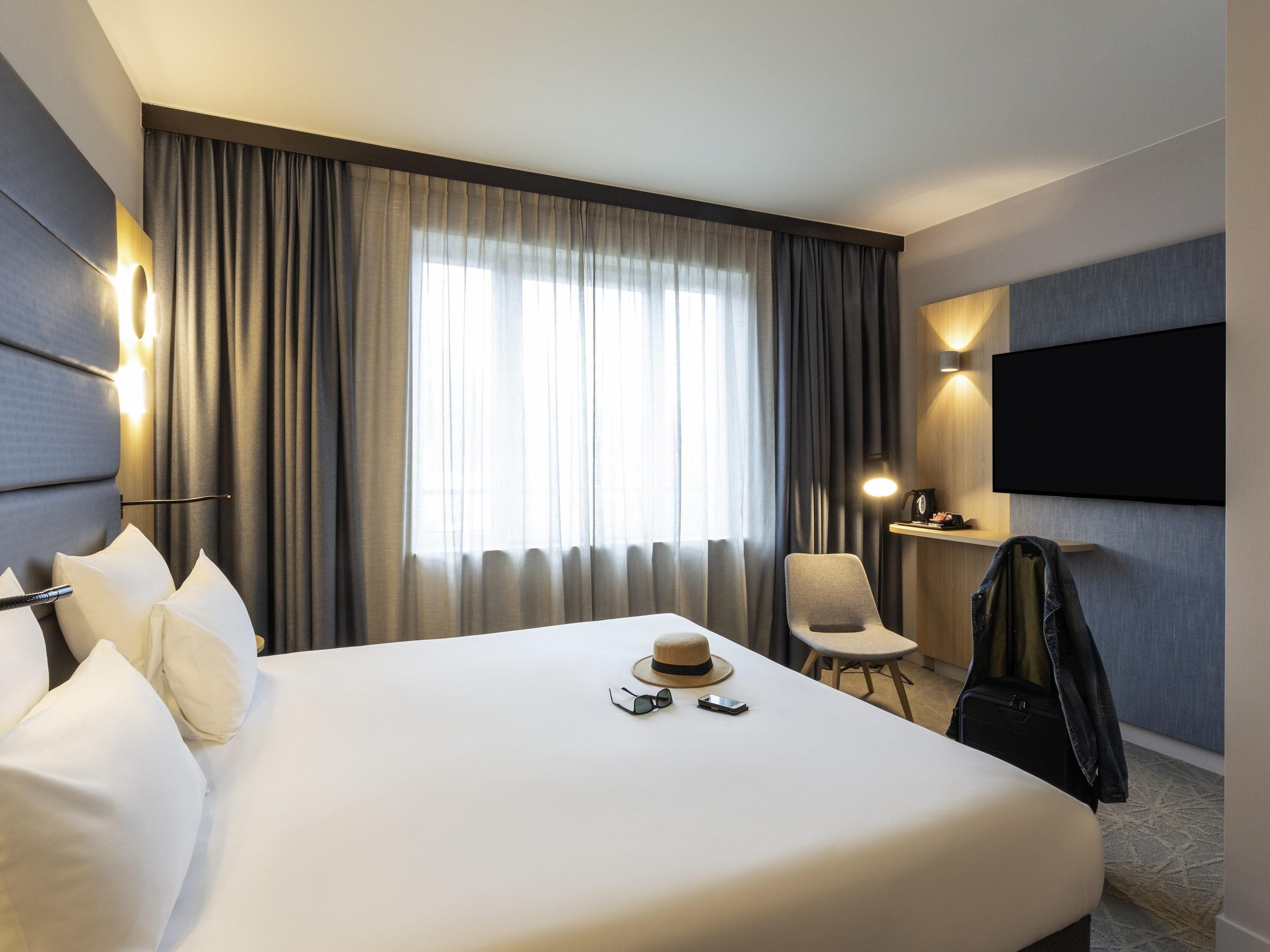 Ropa de cama de alta calidad, cubrecamas y minibar 