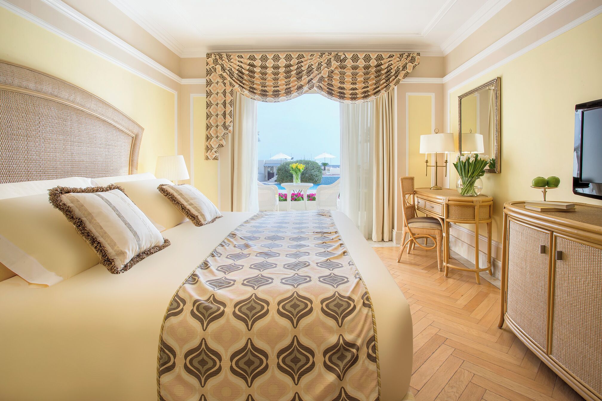 Lanai Room | Minibar, safe på rommet, skrivebord og lydisolert