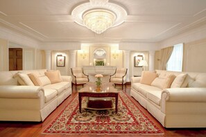 Dana Duplex Luxury Suite | Wohnbereich | Smart-TV