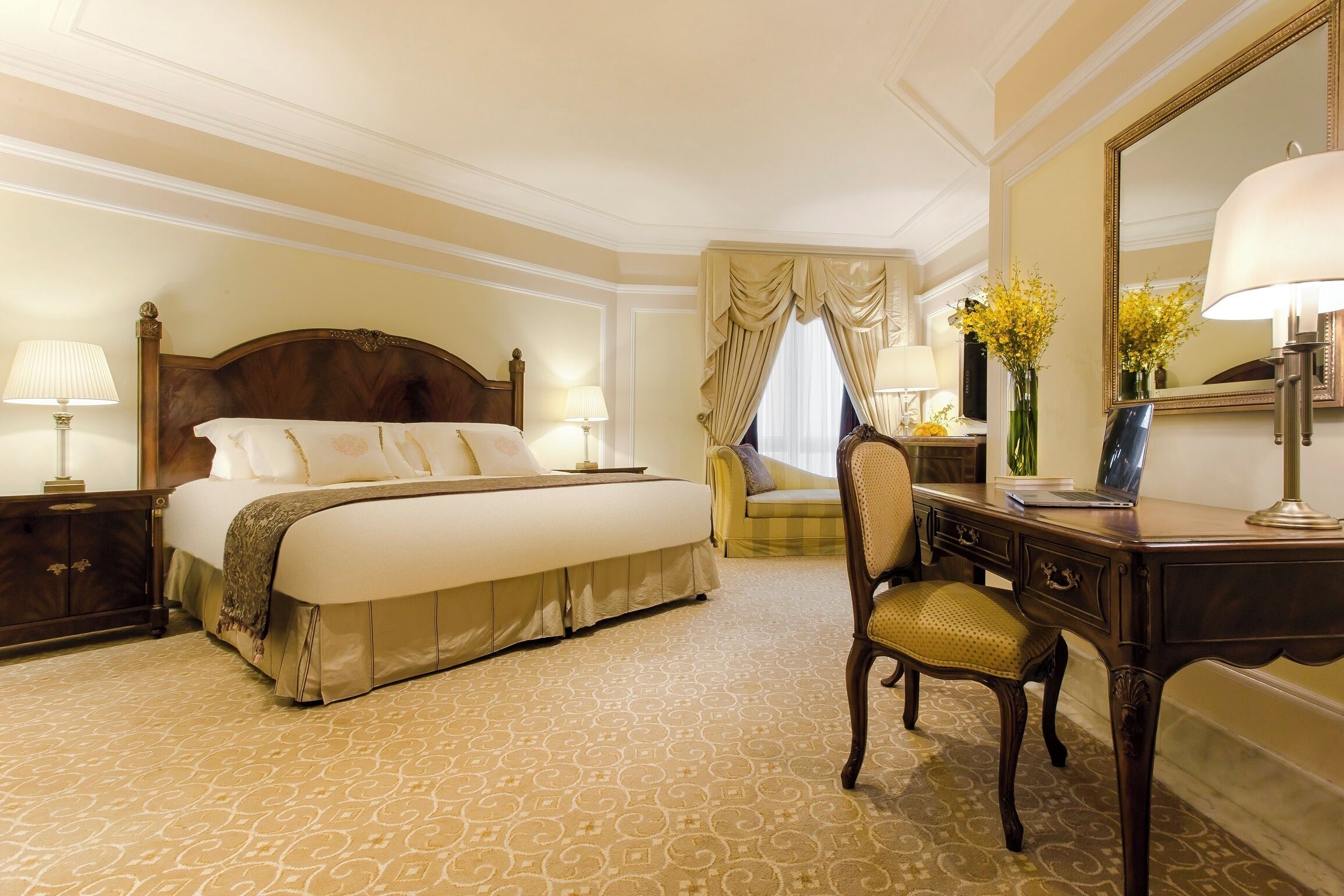 Two Bedroom Suite | Minibar, safe på rommet, skrivebord og lydisolert