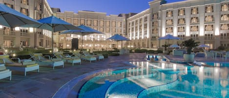 5 outdoor pools, open 8:00 AM to 7:00 PM, pool cabanas (surcharge)