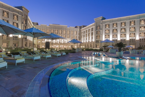 5 outdoor pools, open 8:00 AM to 7:00 PM, cabanas (surcharge)